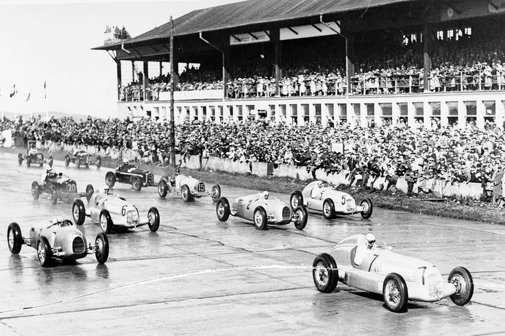 1935年6月16日にドイツ・ニュルブルクリンクで行われたインターナショナル・アイフェル・レースの様子。ナチスは国威発揚のためにモータースポーツを積極的に支援。当時のグランプリではメルセデス・ベンツやアウトウニオンがレースを席巻していた。
