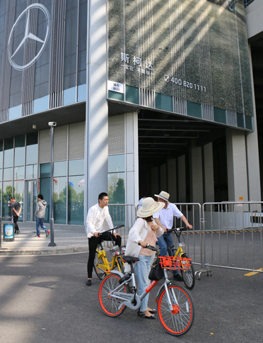 上海モーターショーのプレスデーにも、シェアリング自転車で来場する人を大勢見かけた。これは、モバイクのレンタル車両。