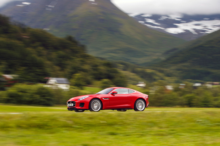 直4モデルでは軽量化に伴いシャシーのチューニングも変更。サスペンションのスプリングレートをフロントで3％、リアで4％下げているほか、電動パワーステアリングの制御も最適化している。