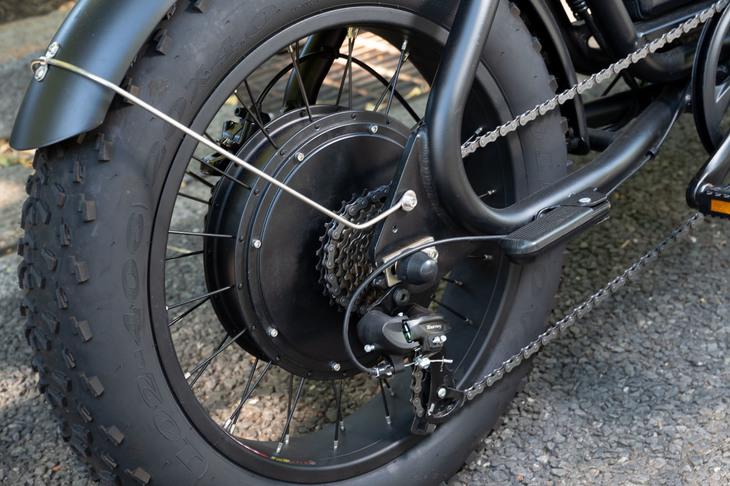 ベース車「S1-1000」との大きな違いはモーターの性能。定格出力は同じ1.0kWだが、より高速走行型のハイスピードモーターに変更することで、最高速を55km/hから65km/hに向上させた。