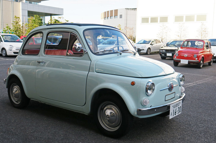 奥の赤い個体は、比較用に用意されていたガソリンエンジンの「フィアット500」。時間があれば乗りたかったのだが、記者は2時間みっちり、「500ev」を取材してしまった。