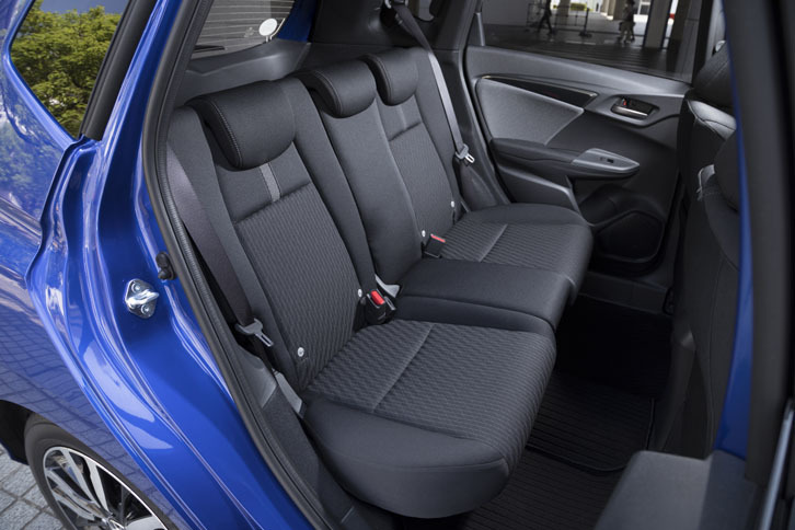 初代から続くセンタータンクレイアウトにより、後部座席の足元は広々としている。