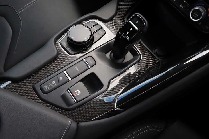 センターコンソールの中央に陣取るのは、走行モードのセレクター。パーキングブレーキは従来型のレバー式ではなく、電動式となっている。