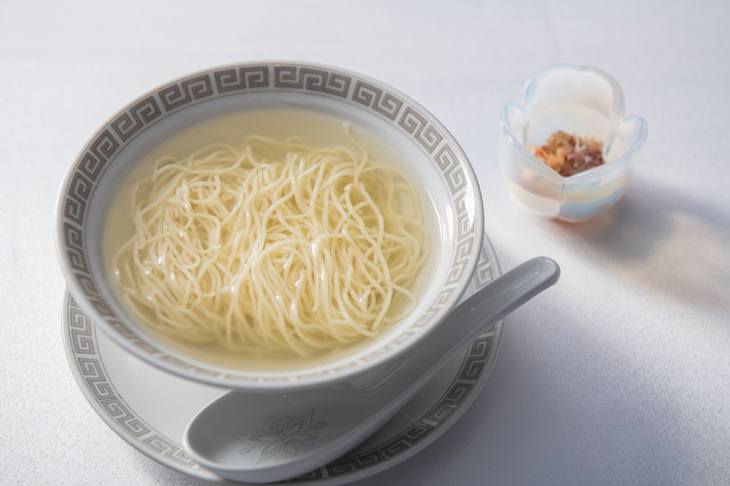 「冠地鶏四囍（冠地鶏 四つの味）」の中の一品。シンプルな麺だが、いくらでも食べられそうなほどおいしかった。