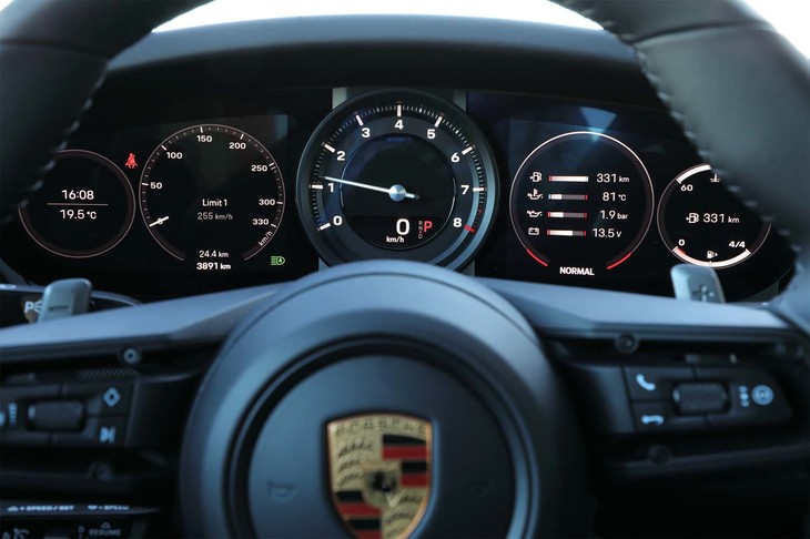「911」伝統の5連メーターのように見えるが、機械式はセンターのエンジン回転計のみ。その両サイドは液晶モニターとなっている。