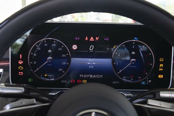 液晶式のメーターパネルは地の部分などに「MAYBACH」のロゴやエンブレムが控えめに表示される。