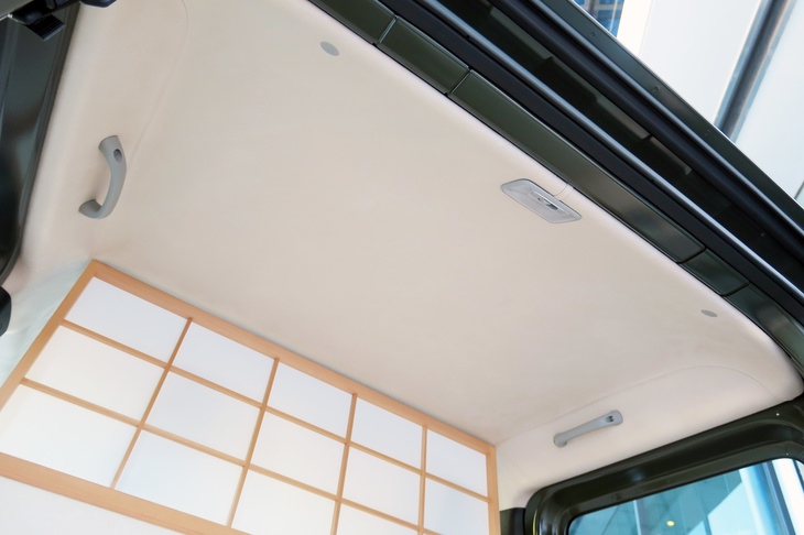 天井を見上げると、ルーフライニングには金糸を織り込んだ西陣織が用いられている。