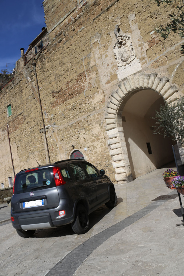 旧市街にアクセスする門の例。これが見えたら要注意である。グロッセート県ピティリアーノにて。