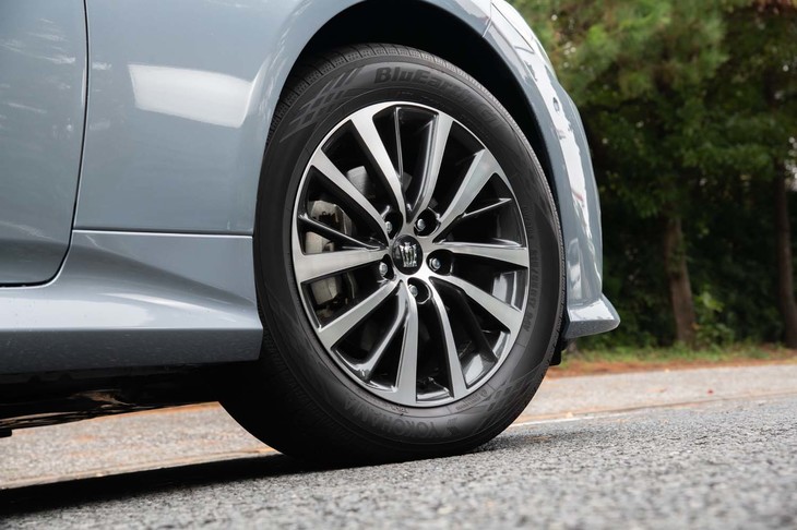 「クラウン2.5 G」のタイヤサイズは215/55R17。テスト車は高い操縦安定性と低燃費性能の両立をうたう「ヨコハマ・ブルーアースGT AE51」を履いていた。