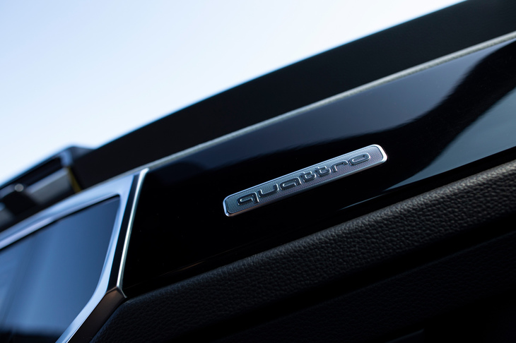 ダッシュボードに装着された「quattro」のバッジ。フルタイム4WD「クワトロ」が採用されるのは「45 TFSI」と「35 TDI」のみで、「35 TFSI」の駆動方式はFFのみとなっている。