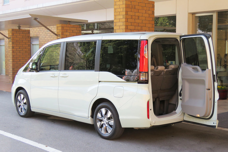 先代「ステップワゴン」に採用されていた「わくわくゲート」。リア側から車内にアクセスできるアイデア機能だったが、ユーザーには受け入れられなかったようだ。