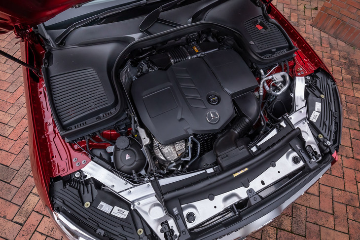 「GLC220d 4MATICクーペ」には最高出力194PS、最大トルク400N・mの2リッター直4ディーゼルターボエンジンが搭載される。トランスミッションは9段ATの「9Gトロニック」。