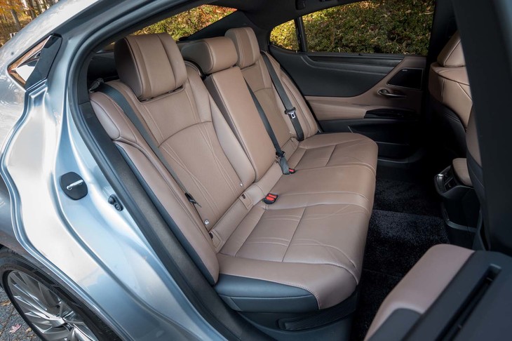 後席は背もたれのリクライニングが可能。足元空間の広さはフラッグシップセダンの「LS」にも引けを取らない。