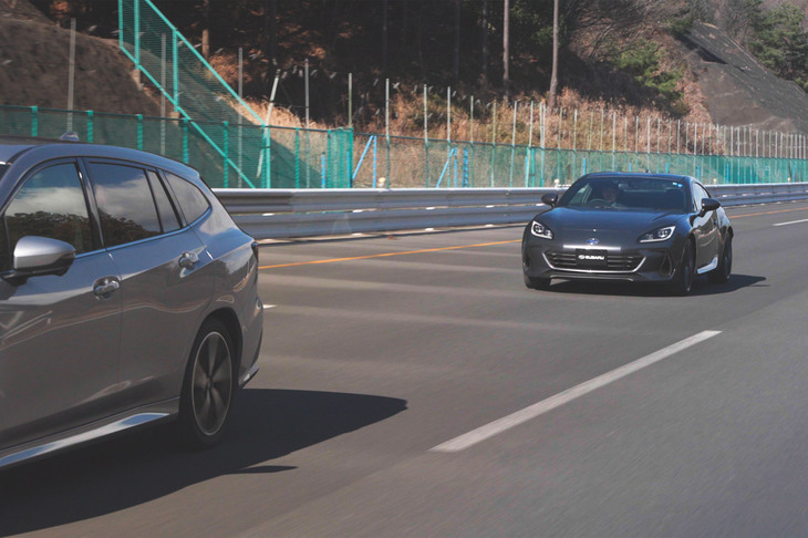 MT車用「アイサイト」の追従機能付きクルーズコントロールでは、ドライバーが自らの手で変速することを考慮し、その際に違和感を覚えさせないようエンジンの制御を開発。また車速が25km/h以下になるとシステムが切れ、停車についてはドライバーの手（というか足）で行うことになるため、低速域では通常のアイサイトより前走車との車間を開けるよう制御を変更している。