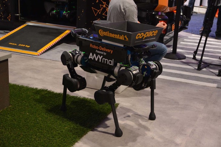 コンチネンタルが発表した4足歩行のロボット。EVから建物まで、荷物の配達を行うために開発された。
