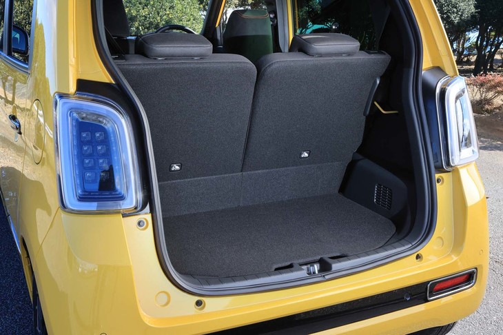 荷室の床面の低さはセンタータンクレイアウトならでは。50：50分割の後席背もたれをダイブダウンしたりチップアップしたりしてさまざまに活用できる。