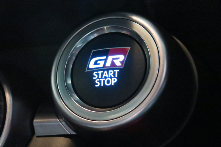 「GR」ロゴ入りのスタート／ストップスイッチは「GR 86」のみが装備する。