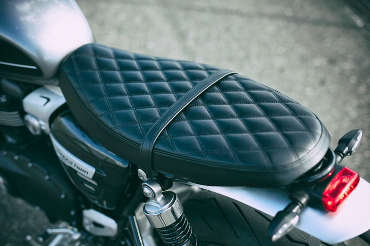 テスト車に装備されていたリブ加工入りのベンチシート。豊富に用意されたアクセサリーも「スピードツイン」の魅力として挙げられる。