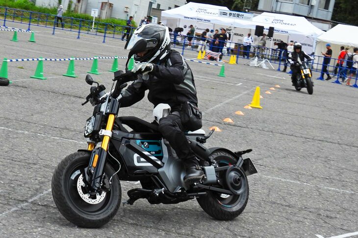 特設コースでは、話題の電動バイク「CE 02」の試乗会も催されていた。