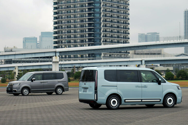 「ホンダ・ステップワゴンe：HEVエアー ホンダアクセス用品装着車」（写真向かって右）と「ステップワゴンe：HEVスパーダ ホンダアクセス用品装着車」（同左）。