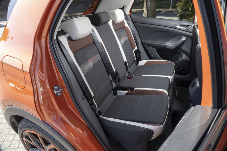 後席には左右一体式となる140mmの前後スライド機構と、60：40の分割可倒式シートバックが備わっている。