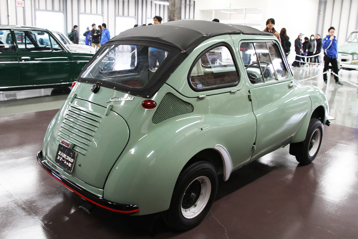 1960年「スバル360コマーシャル」。その名のとおり商用登録のバリエーション。ルーフ後半がキャンバストップになっており、またリアサイドウィンドウ部分が外側にパタンと倒れて、ボディー後半がオープン状態となる。そこから荷物を出し入れするというわけだ。