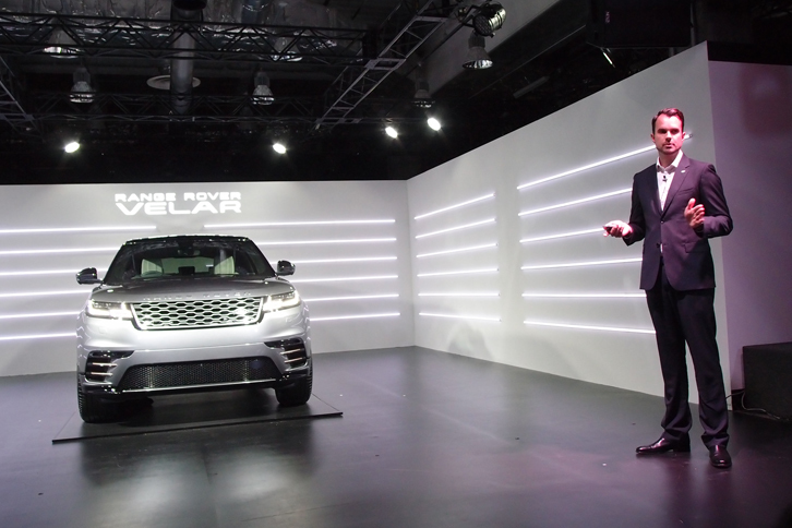 発表会には、ジャガー・ランドローバーのエクステリア担当チーフデザイナーであるジェレミー・ウォーターマン氏（写真右）も出席。「過去を大切にしながら、先進性を形にすることが重要」などと、デザインについての考え方を語った。