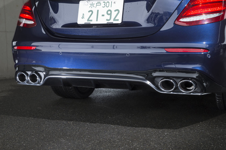 リアは4本のマフラーエンドが顔をのぞかせる。バンパーの下方には、3つのフィンからなるディフューザーも備わる。