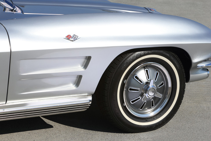 試乗車の足元は、標準仕様のスチールホイールとハーキュリーのホワイトリボンタイヤの組み合わせ。C2「コルベット」には、フィンデザインの鋳造アルミホイールも用意されていた。