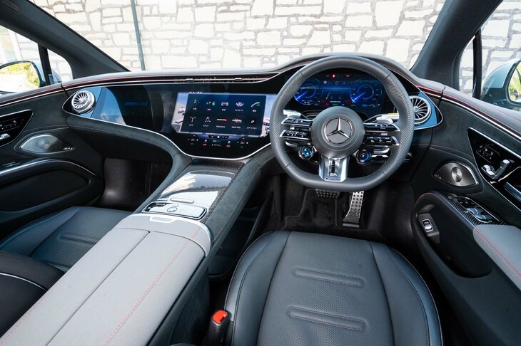 12.3インチのコックピットディスプレイ（メーター）と17.7インチのメディアディスプレイ（センター）、12.3インチの助手席ディスプレイからなる「MBUXハイパーディスプレイ」は「EQS53 4MATIC＋」に標準装備。ショーカーのようなダッシュボードだ。