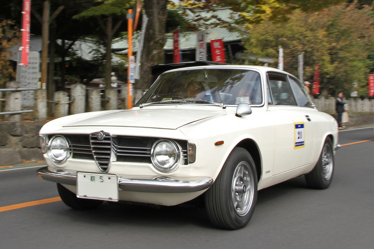 正門を出てラリーコースを行く1966年「アルファ・ロメオ・ジュリア スプリントGTヴェローチェ」。新車以来の「群5」ナンバーを付けた、親子で受け継がれた準ワンオーナー車。