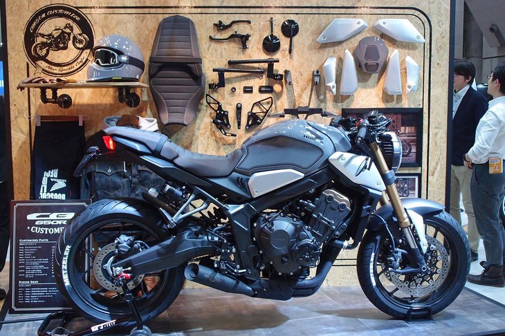 「ホンダCB650R」のカスタマイズを提案するコーナー。多くのパーツ類とともに展示された。