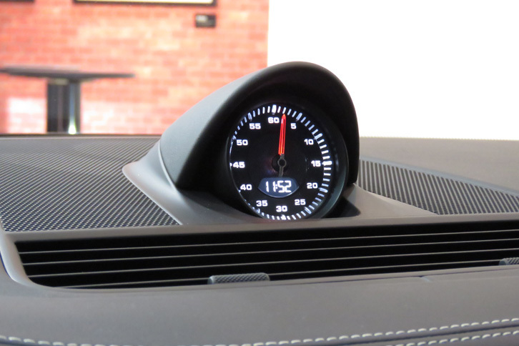 ポルシェ・パナメーラ ターボ（「スポーツクロノパッケージ」の時計およびストップウオッチ）