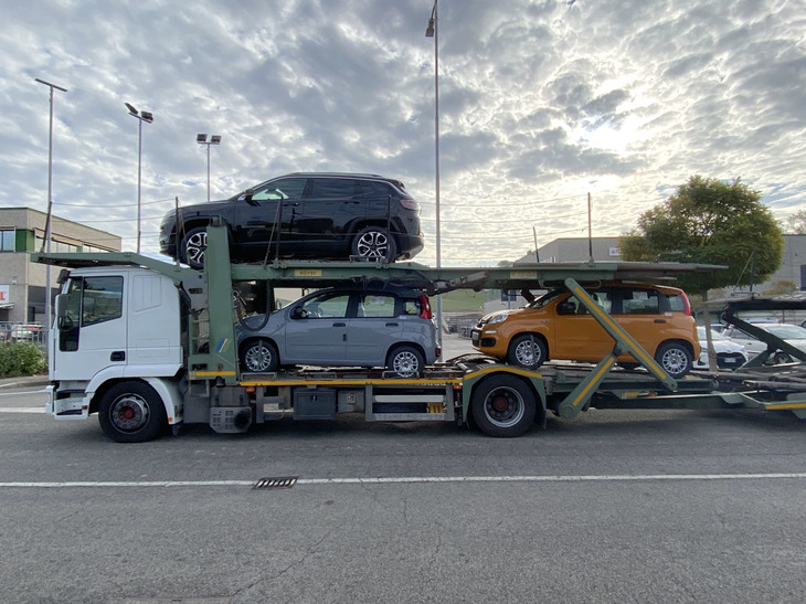 ステランティスの旧FCA系は混載されることが少なくない。上段は「ジープ・コンパス4xe」、下段は「フィアット・パンダ」だ。