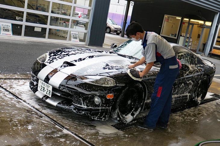 ムートンの手袋で丁寧に洗車される「バイパー」。マイカーが大事に扱われているのを見ていると、気分がよくなるのは自分だけ？