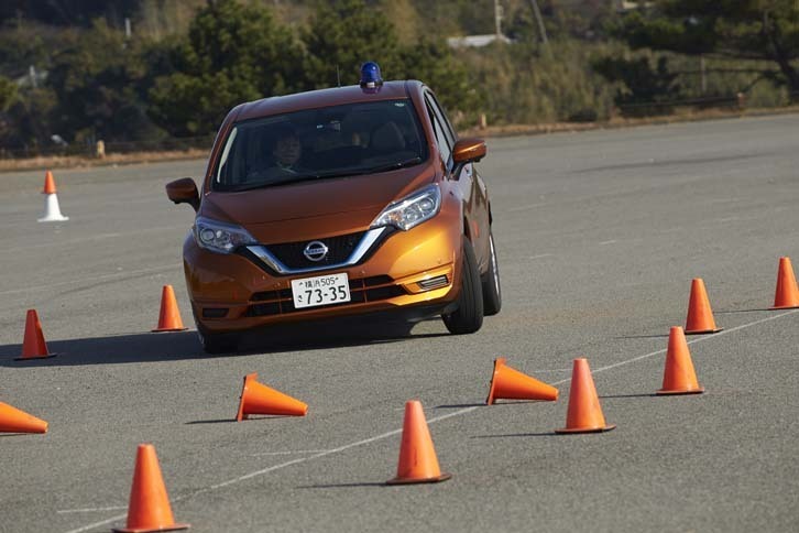 フットブレーキを使えないもどかしさはあるが、そのぶん、クランクなどをうまく抜けられたときの喜びもひとしおだ。