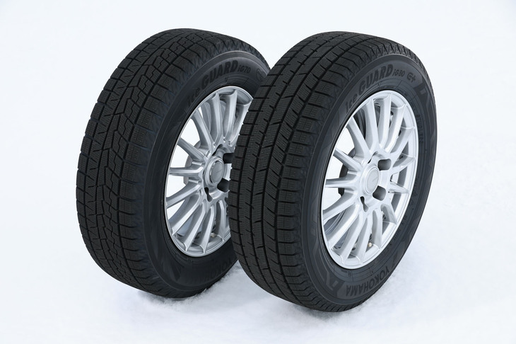 氷上での「接触の密度（氷とゴムの接触点）」が先代の「アイスガード7」（写真左）に対し63％増加し、氷上性能が飛躍的にアップしたという「アイスガード8」（同右）。一つひとつが大きいブロックで構成されたトレッドパターンもアイスガード8の特徴だ。