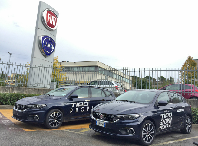 イタリア国内のFCA販売店における風景。写真は、第469回で記したように目下販売好調の、新型「ティーポ」のステーションワゴンと5ドアハッチバック。
