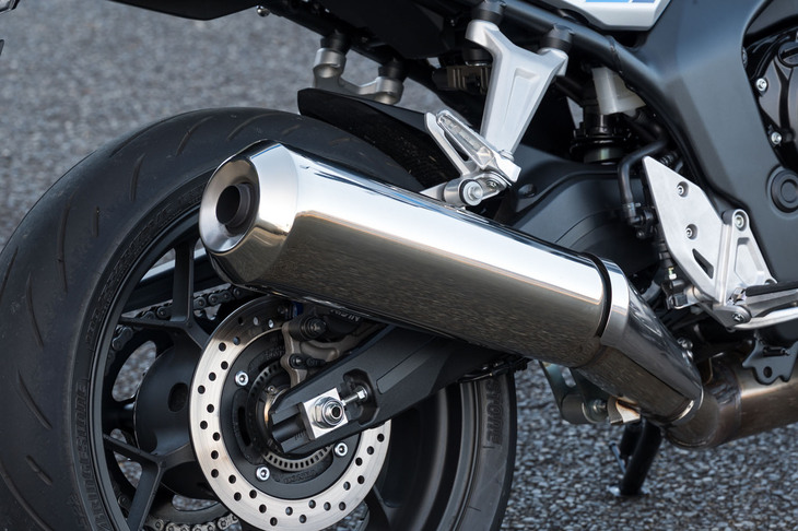 排気系では、左右2気筒ごとにバルブタイミングをずらすことで、パルス感のあるサウンドを実現。3室構造のマフラーもそれを生かすように内部がつくり込まれており、官能的な4気筒サウンドが追求されている。