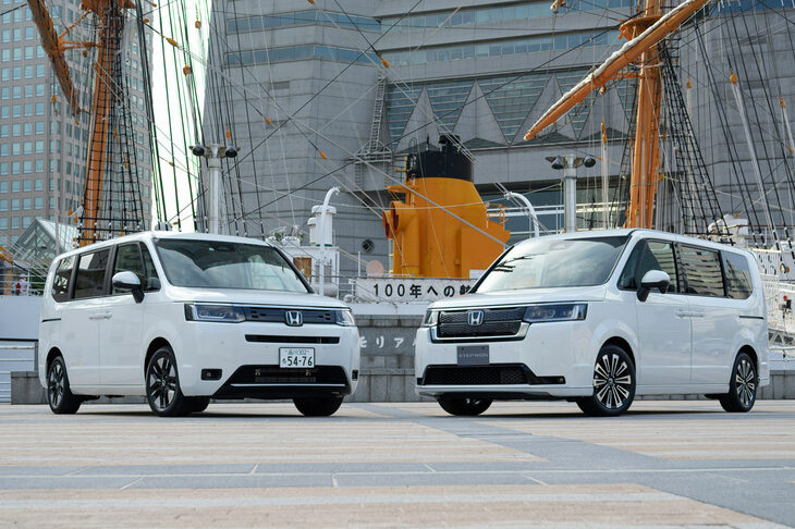 「ステップワゴン」の販売比率は、スタンダードな「エアー」（写真向かって左）より、カスタム風味の「スパーダ」（同右）のほうが、圧倒的に優勢なのだ。（写真：向後一宏）