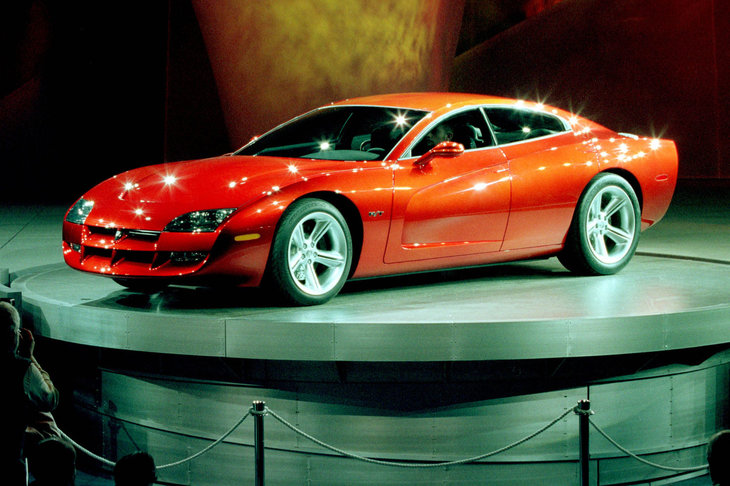 1999年のデトロイトショーで発表された「ダッジ・チャージャーR/Tコンセプト」。新型「チャージャー」は「クライスラー300」と基本設計を共有する、すなわち「メルセデス・ベンツEクラス」より一部の技術・部品を流用した大型セダンとして、2005年に発売された。