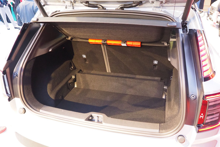 ボルボEX30クロスカントリー（用品装着車の後部荷室）