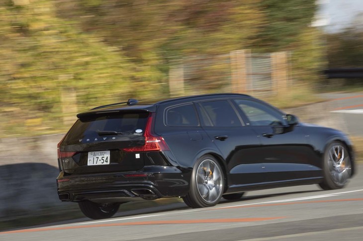 容量34Ahの駆動用リチウムイオンバッテリーをボディー中央に搭載。満充電からのEV走行可能距離は42km。