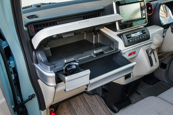 インパネアッパーボックスを開けたところ。下段に用意された、ボックスティッシュが入るスペースが便利。