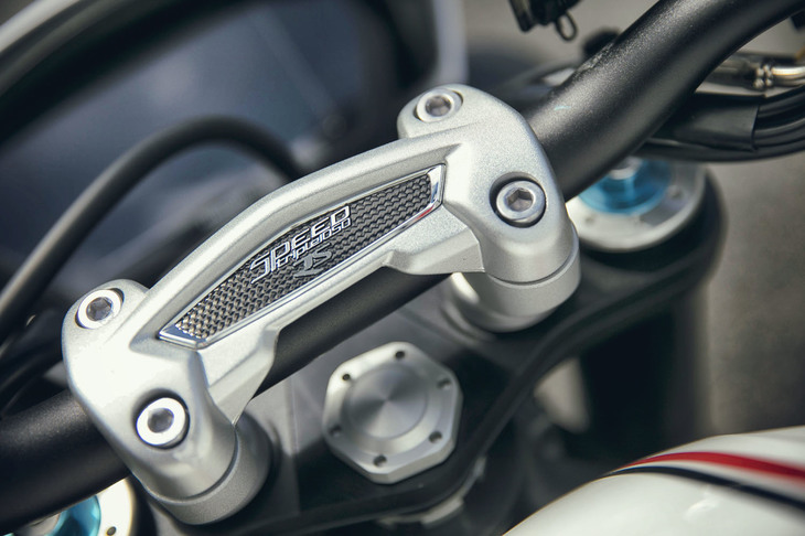 
	「スピードトリプルRS」は、「スピードトリプルS」や「スピードトリプルR」よりも上位に位置づけられる高性能モデル。2018年6月に発売された。写真は、車名ロゴの入った専用ハンドルクランプ。
	