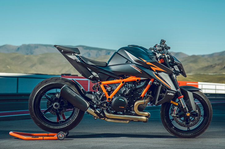 新たな「デューク」シリーズの旗艦モデルとして登場した「KTM 1390スーパーデュークR」。日本へはより装備の充実した「1390スーパーデュークR EVO」のみが導入される。