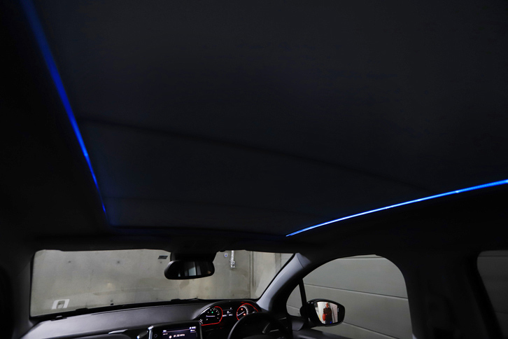 オプションで用意される電動シェード付きのパノラミックガラスルーフ。縁の部分にアンビエンスランプが仕込まれている。