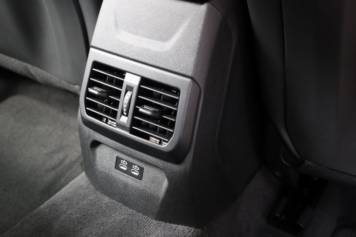 BMW M135 xDrive（後席用のエアコン吹き出し口とUSBソケット）