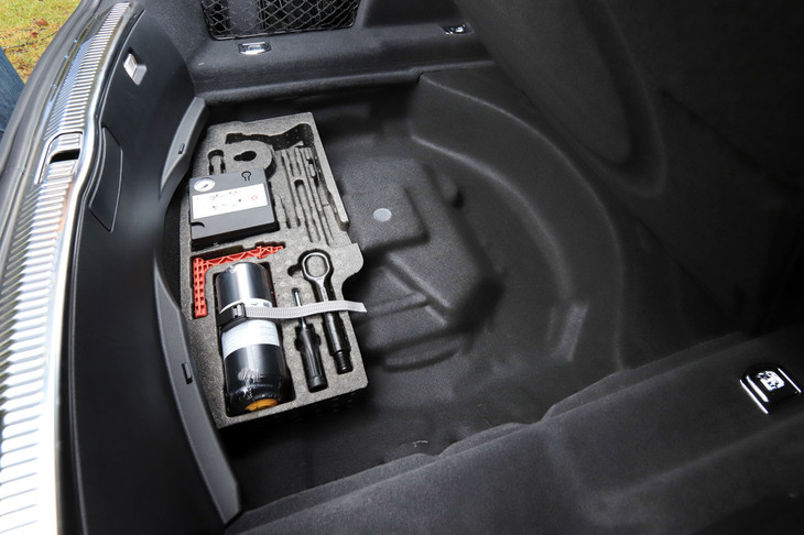 荷室フロア下の予備スペース。スペアタイヤはなく、パンク修理キットやけん引フックが搭載される。