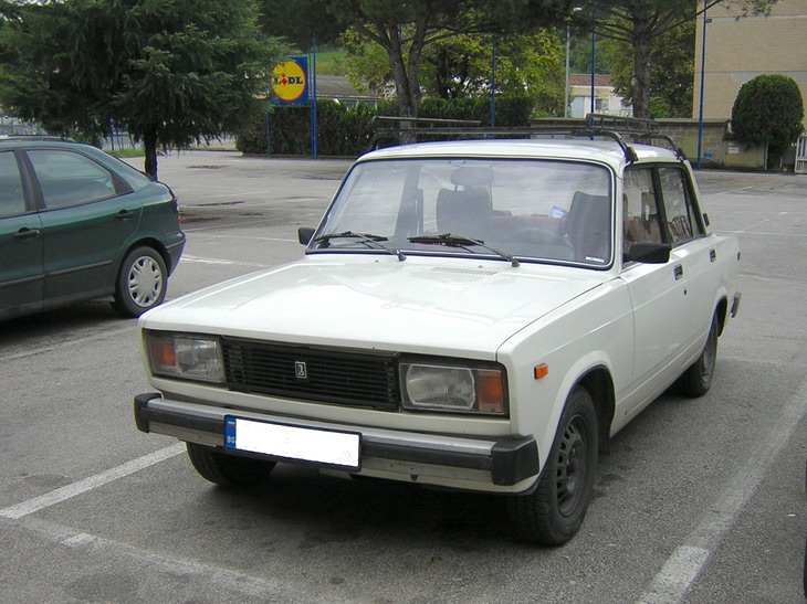 「ラーダ2105」は、「フィアット124」が原点。2005年、ブルガリアナンバーの付いた車両をシエナ県で撮影。
